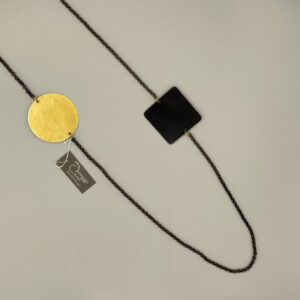 Collana tondo/quadrato nero