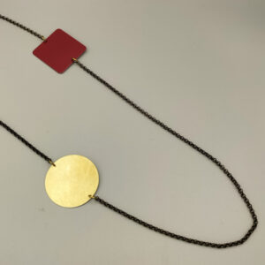 Collana tondo/quadrato rosso scuro