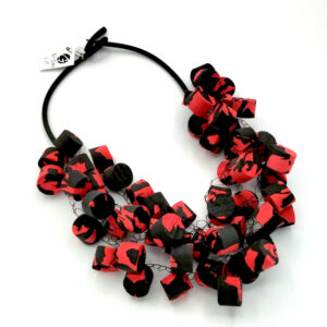 Collana girocollo nera e rossa
